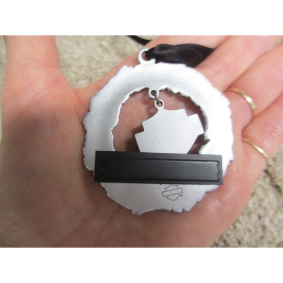 Harley-Davidson 2006 Pewter Christmas Ornament Wreath Design With Ribbon Hanger - Picture 2 of 2